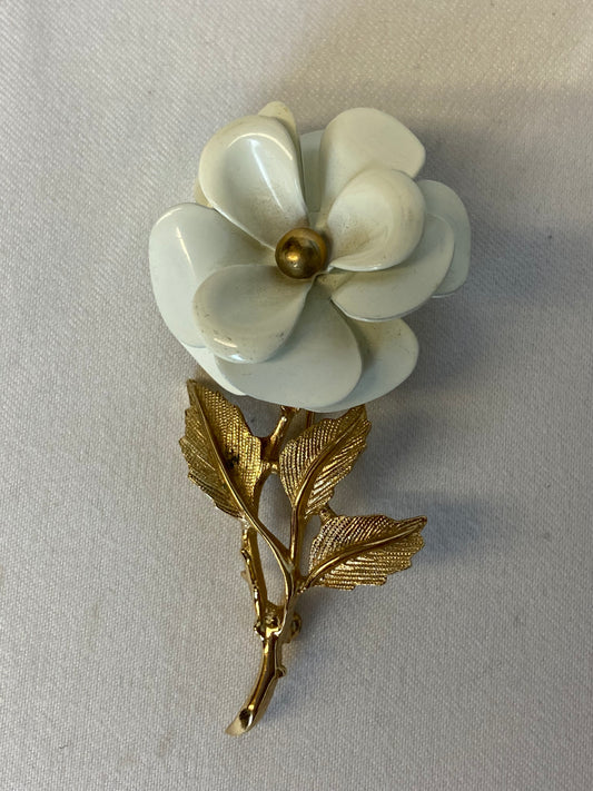 Avon 1972 Snow Flower Goldtone Brooch